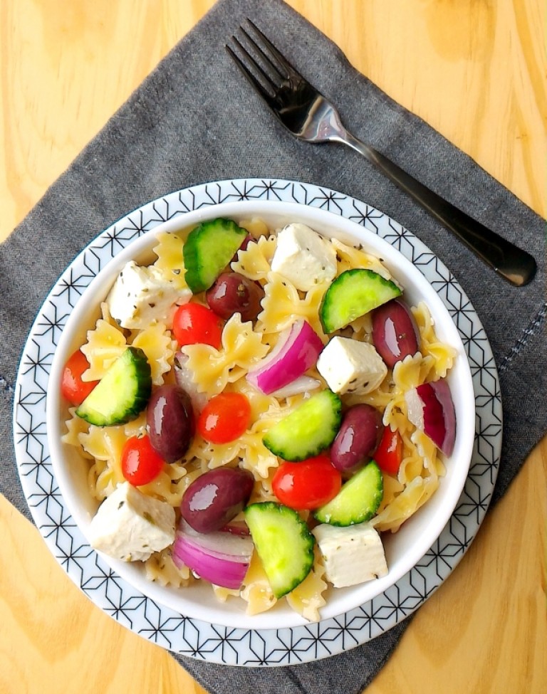 Salada de macarrão a grega – COZINHANDO PARA 2 OU 1