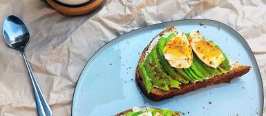 Torrada com avocado e ovo mole