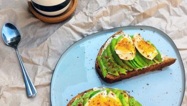 Torrada com avocado e ovo mole