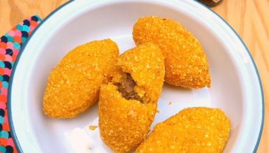 Bolinho caipira (massa de milho com recheio de carne)