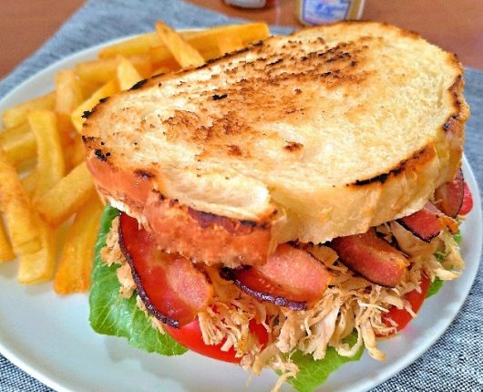 Club sandwich (com frango, bacon, alface e tomate)