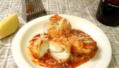 Conchiglioni ripieni di formaggi al pomodoro (Conchas de macarrão recheadas com queijos ao molho de tomate)