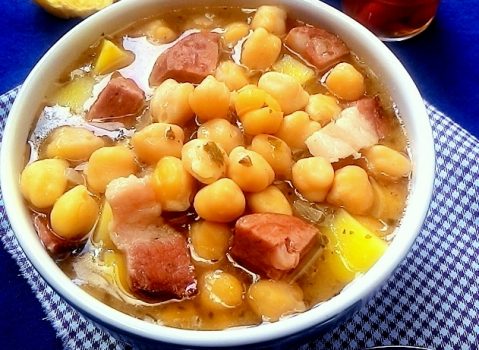 Garbanzo (cozido espanhol de grão de bico com linguiça e batata)