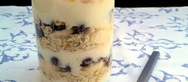 Overnight oats (aveia com iogurte, banana, chocolate amargo e amêndoas)