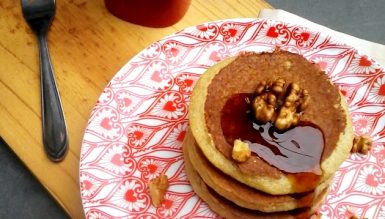 Panquecas americanas supersaudáveis de banana (calorias reduzidas, sem glúten, sem lactose)