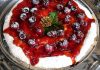 Pavlova com geleia de frutas vermelhas e cerejas frescas