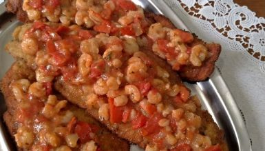 Pescada à milanesa com molho de camarão