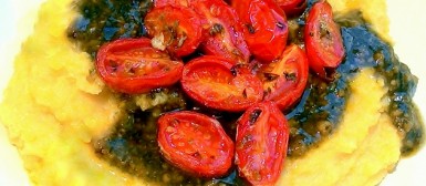 Polenta cremosa com molho pesto e tomatinhos assados