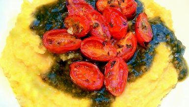 Polenta cremosa com molho pesto e tomatinhos assados