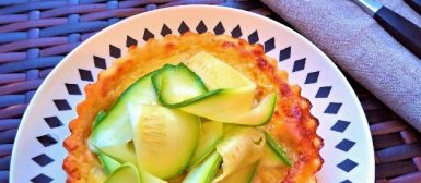 Quiche de queijos com salada fresca de abobrinhas