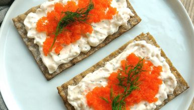 Salada cremosa de camarão no pão sueco (Krämig räksallad på toast)