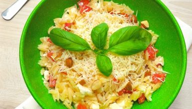 Salada de risoni com tomate, ricota e amêndoas