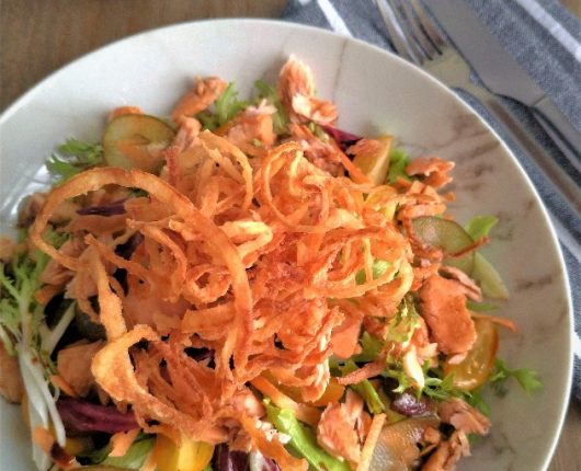 Salada colorida com salmão e crisps de cebola