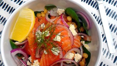 Salada de salmão curado com agrião, lentilhas, ricota e cebola