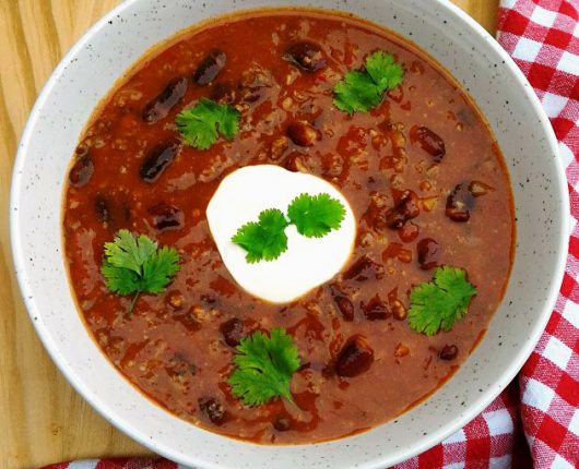 Sopa chilli con carne (com tomate, carne moída, feijão e cerveja)