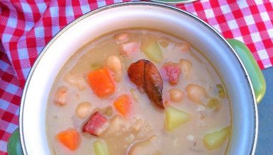 Sopa de feijão branco com legumes