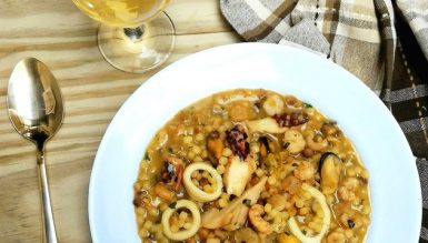 Sopa de frutos do mar com fregola sarda