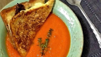 Sopa de tomate assado com queijo quente