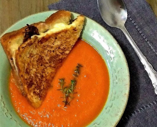 Sopa de tomate assado com queijo quente