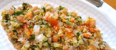 Tabule (salada de trigo com pepino, tomate, cebola e ervas)