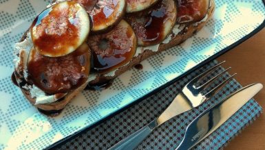 Tartine de figos com queijo cremoso e balsâmico