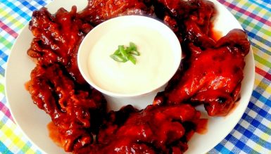 Buffalo chicken wings (asinhas e coxinhas de frango empanadas com molho picante)