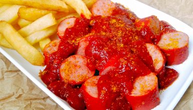 Receita de Berliner Currywurst (Salsichas com molho de tomate com curry tradicionais de Berlim)