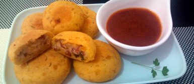 Bolinho de mandioquinha com linguiça ao requeijão (calorias reduzidas)