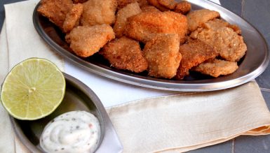 Iscas de peixe à milanesa com molho tártaro