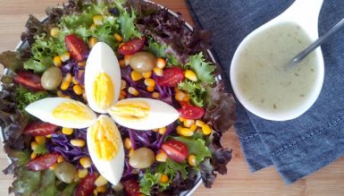 Salada colorida com ovo cozido e molho de limão e ervas