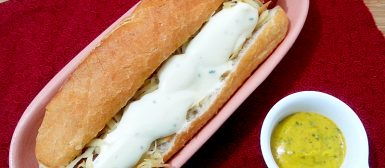 Hot dog com creme de gorgonzola, provolone e mostarda temperada (Times Square Dog)