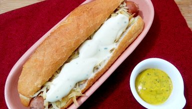 Hot dog com creme de gorgonzola, provolone e mostarda temperada (Times Square Dog)
