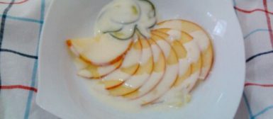 Salada carpaccio de maçã com molho de iogurte e pepino