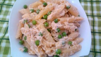 Penne ao frango cremoso com ervilhas