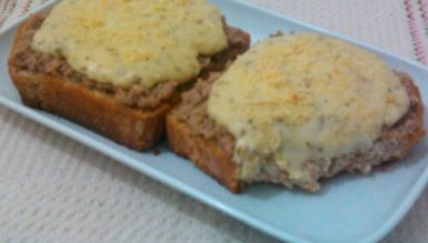 Torradas de atum com requeijão temperado