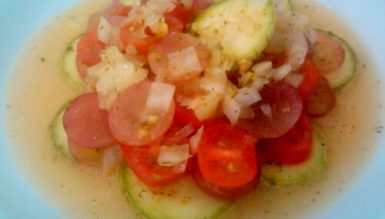 Salada marinada de abobrinha, tomates cereja e uva rubi